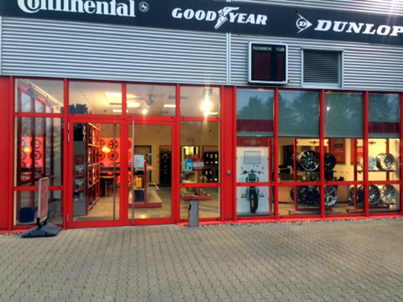 Entrance area reifen.com-store in Kassel