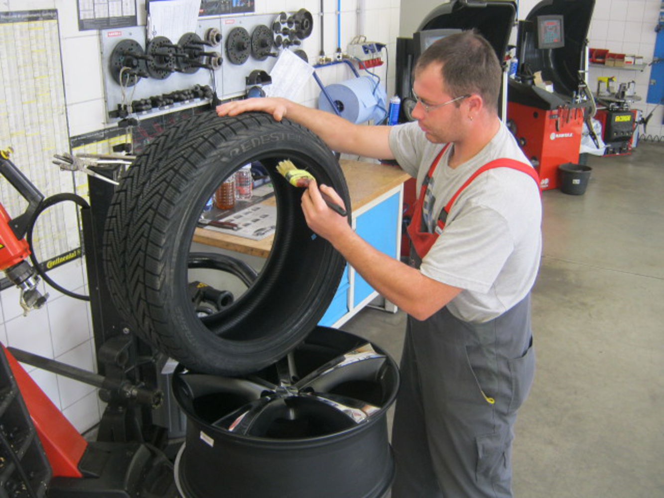 Mounting tyres