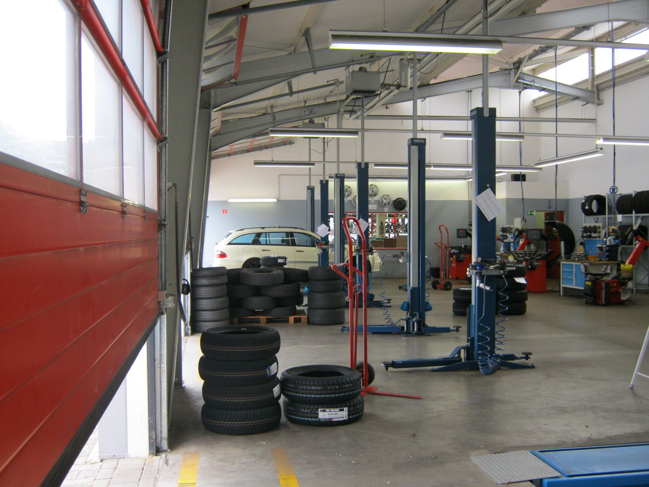 Lifting platforms and mounting tyres